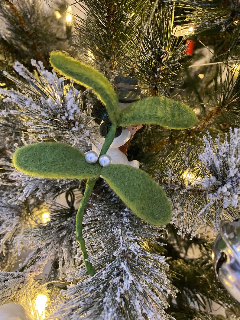 Gui feutré à l'aiguille, Décorations d'arbre de Noël, Boutonnières, Pics de fleurs, Pics de fleurs, Décoration de table, Décoration de guirlande image 3