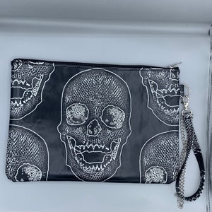 Monedero de vinilo con calavera plateada negra y correa para la muñeca