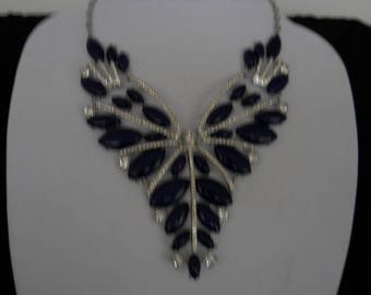 Collier Plaque Fantaisie Argenté Avec Pierres - Il Manque Une Petite Pierre Rose