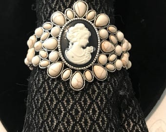 White gem stone black cameo bracelet H4