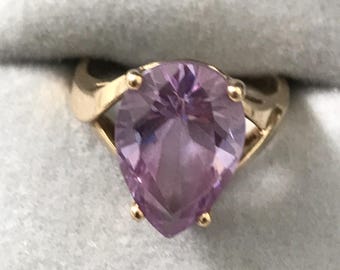 Anillo de oro de 10 quilates con amatista