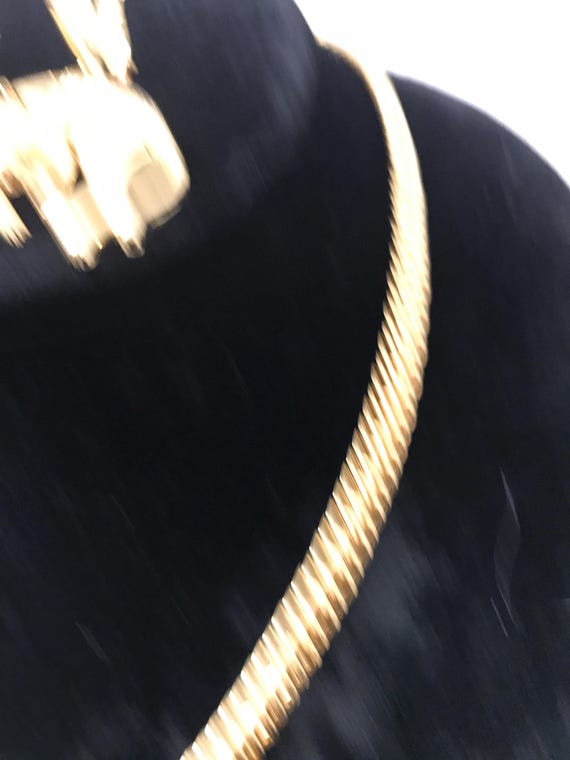 Gold tone tiger necklace look real E5 View 3