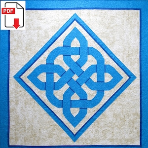 以下が含まれることがあります： 青と白のキルトブロックで、ケルトの結び目のデザインが施されています。結び目は、互いに絡み合ったループのシリーズで構成されており、複雑で精巧なパターンを作り出しています。