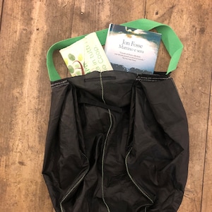 BORSA IMPERMEABILE PICCOLA fatta a mano con un ombrello vecchio
