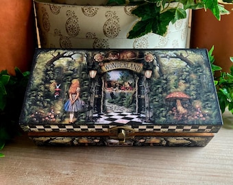 Alice in Wonderland. Alice in Wonderland Box. Jewellery Box. Keepsake Box. Cheshire Cat. Alice in Wonderland Gift. Memory Box. Trinket Box.