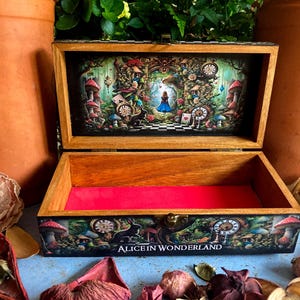 Alice in Wonderland Jewellery Box. Alice in Wonderland Wooden Box. Alice in Wonderland. Alice in Wonderland Decor. Alice in Wonderland Gift.
