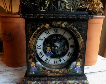 Reloj de Alicia en el País de las Maravillas. Reloj del Gato de Cheshire. Decoración de Alicia en el País de las Maravillas. Reloj único. Reloj de Alicia. Gato de Cheshire.