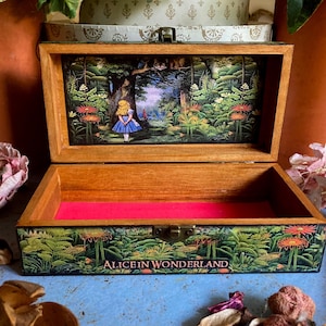 Alice in Wonderland. Alice in Wonderland Box. Jewellery Box. Keepsake Box. Cheshire Cat. Alice in Wonderland Gift. Memory Box. Trinket Box.