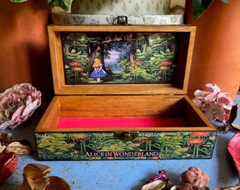 Alicia en el País de las Maravillas. Caja de Alicia en el País de las Maravillas. Joyero. Caja de recuerdos. Gato de Cheshire. Regalo de Alicia en el País de las Maravillas. Caja de recuerdos. Caja de baratijas.