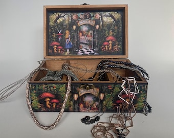 Alice in Wonderland. Alice in Wonderland Box. Jewellery Box. Keepsake Box. Cheshire Cat. Alice in Wonderland Gift. Memory Box. Trinket Box.