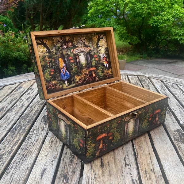 Alice in Wonderland. Alice in Wonderland Box. Jewellery Box. Keepsake Box. Cheshire Cat. Alice in Wonderland Gift. Memory Box. Trinket Box.