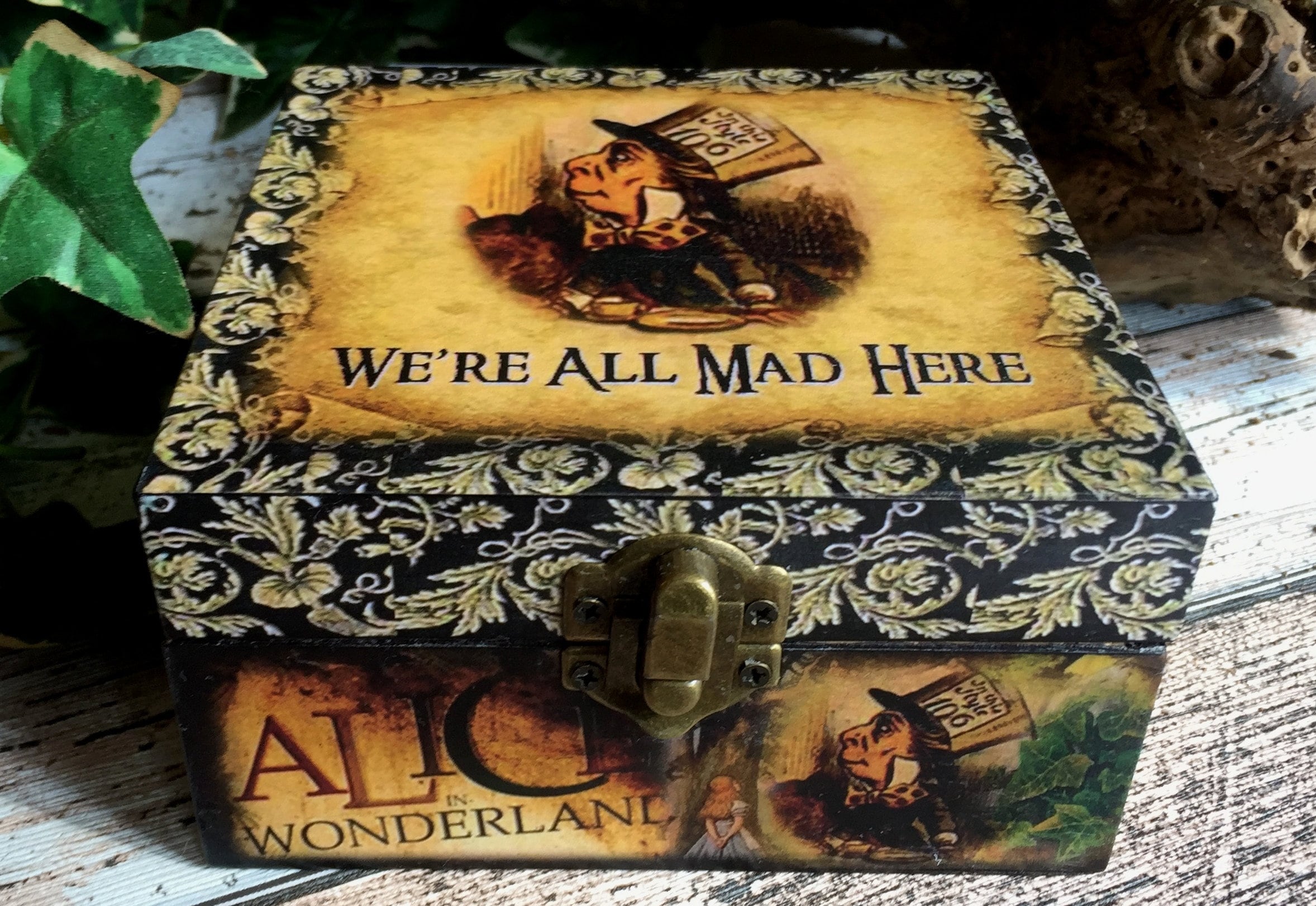 Панно алиса в стране чудес. Кэнди бар в стиле алиса в стране чудес. Подарки в стиле алиса в стране. Подарок в стиле алиса в стране чудес. Алиса в стране чудес подарки.