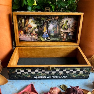 Alice in Wonderland. Alice in Wonderland Box. Jewellery Box. Keepsake Box. Mad Hatters Tea Party. Cheshire Cat. Alice in Wonderland Gift.