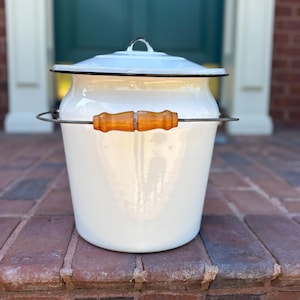 Vintage US Standard Flintstone 3 gal Chamber Pot With Lid, Enamelware Large White Porcelain Bucket, Pail, 1940’s