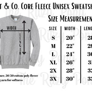 Pu&ograve; includere: Una felpa unisex grigia con misure. La felpa ha una larghezza di 51 cm per la taglia S, fino a 76 cm per la taglia 3XL. La lunghezza varia da 71 cm a 84 cm. Il testo dice "Port & Co. Core Fleece Unisex Sweatshirt."