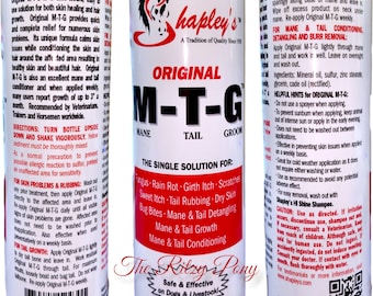 Puede incluir: Un vaso cilíndrico blanco con la marca Shapley's Original M-T-G, que incluye texto detallando instrucciones, ingredientes y usos para el cuidado de crines y colas. El diseño incluye un logotipo de caballo, una lista de afecciones y 236 ml.