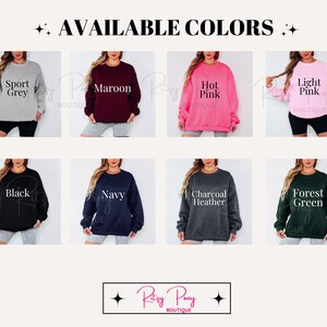 Pu&ograve; includere: Un'immagine che mostra una selezione di felpe girocollo in vari colori. I colori disponibili sono Grigio Sport, Borgogna, Rosa acceso, Rosa chiaro, Nero, Blu navy, Grigio antracite e Verde foresta. Il testo "AVAILABLE COLORS" &egrave; in alto.