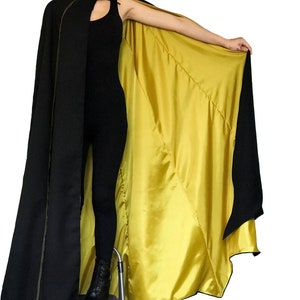 Batgirl Gold Gelb Schwarz Jakobsmuschel Cape