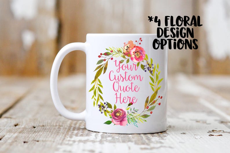 K&ouml;nnte beinhalten: Ein wei&szlig;er Keramikbecher mit einer bunten Blumenkranz-Illustration, die den rosa Text Your Custom Quote Here umgibt. Der Text 4 FLORAL DESIGN OPTIONS ist in Schwarz in der oberen rechten Ecke des Bildes aufgedruckt.
