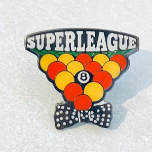 Vintage 8 BALL Superleague biljart reversspeld, emaille pin, pin achterkant, hoedenpin, hal, 9 ball, tafeltennis