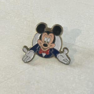 Vintage MICKEY MOUSE Cute Lapel Pin, Enamel Pin, Pinback, Hat Pin, Disney, Rare, 70s, 80s, Magic Kingdom, Donald Duck, Goofy