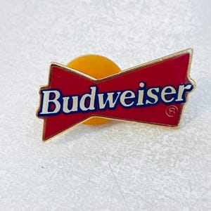 Vintage BUDWEISER Logo Beer Bottle Lapel Pin, Enamel Pin, Pinback, Bartender Pin, Label, 80s, 90s
