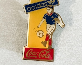 Pin de solapa de jugador de fútbol de ADIDAS/COCA COLA vintage, pin de sombrero, esmalte, insignia, Jordan, Converse, Reebok, Nike, fútbol, Coca-Cola, años 80