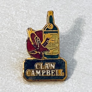 Puede incluir: Un pin vintage de Clan Campbell con borde dorado. El pin presenta un águila roja, dorada y marrón en vuelo sobre un círculo rojo, una botella verde y dorada, y las palabras "Clan Campbell" en letras doradas.