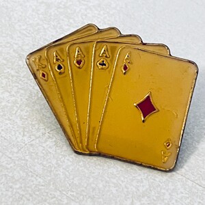 Broche de lapela vintage 4 ACES, broche de esmalte, broche traseiro, broche de chapéu, anos 70, jogos de azar, pôquer, blackjack, Las Vegas, cassino, baralho de cartas, full house