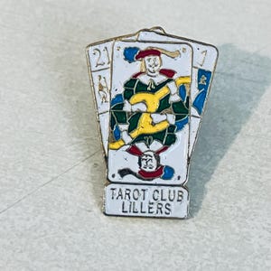 vintage TAROT CARD CLUB Épinglette française, épinglette en émail, épingle au dos, épingle à chapeau, années 70, 80, Joker, diseuse de bonne aventure
