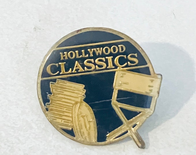vintage HOLLYWOOD CLASSICS épinglette de bobine de film, épinglette en émail, épingle au dos, épingle à chapeau, chaise de réalisateur, films, VHS, années 90