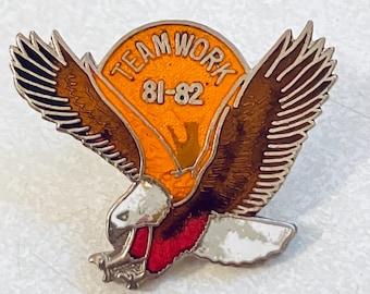 Pin vintage de trabajo en equipo WAR EAGLE, pin esmaltado, para solapa, gorra, pinback, Estados Unidos, estilo americano, aves rapaces, años 80, 81-82