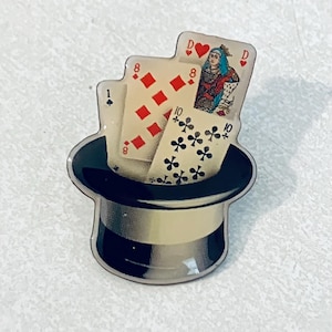 Chapéu mágico vintage e alfinete de lapela de cartas, alfinete de esmalte, alfinete traseiro, alfinete de chapéu, anos 80, jogos de azar, pôquer, blackjack, las vegas, cassino, baralho de cartas