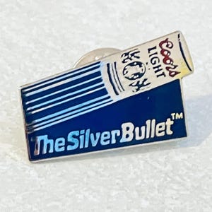 True Vintage COORS LIGHT The Silver Bullet Beer Anstecknadel, Emaille Pin, Pinback, Barkeeper Pin, Hutnadel, 80er Jahre