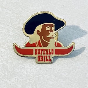 Vintage BUFFALO BILL Grill Anstecknadel, Emaille Pin, Pinback, Hutnadel, Geldscheine, Wildwest, Cowboy, Revolverheld 80er Jahre