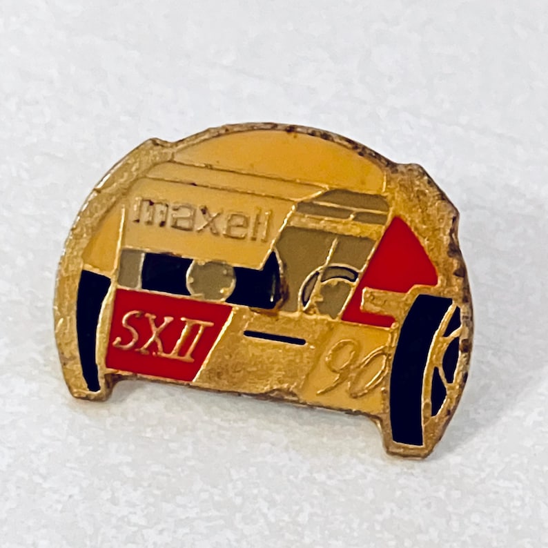 Pin vintage de auriculares de casete MAXELL, pin esmaltado, para solapa, gorra, pinback, heavy metal, punk, hip hop, años 80, años 90, discman, walkman, Sony imagen 1