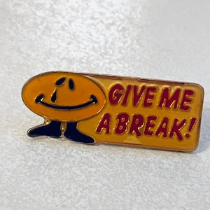 Pin vintage "¡DAME UN BREAK!", pin esmaltado, sombrero, humor picante, años 70, Playboy, revista Mad, años 80