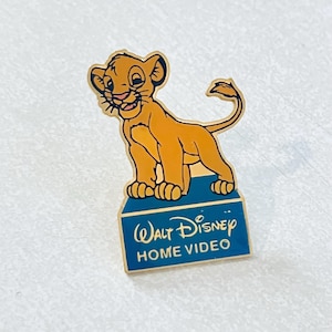 Seltene LÖWEN KÖNIG Simba Anstecknadel, Emaille Pin, Pinback, Hutnadel, Disney Home Video, Pumbaa, 90er Jahre