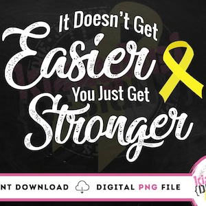 Puede incluir: Texto blanco sobre fondo negro que dice "It Doesn't Get Easier & You Just Get Stronger". Una cinta amarilla está a la derecha del texto.