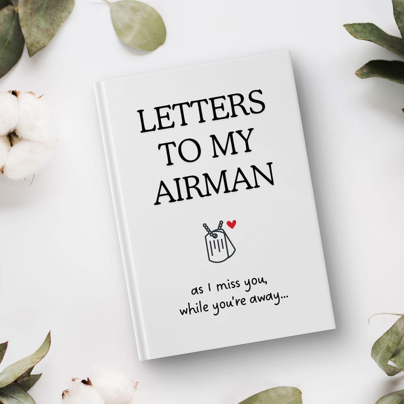 Op de afbeelding: Een wit notitieboekje met de tekst "Letters to my Airman" en een kleine tekening van een hondenpenning met een hart. De tekst onder de titel luidt "as I miss you, while you're away..."