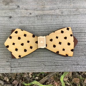 Cravatta a farfalla in legno con design da casinò - "Prestige" - Semi di carte e magia - Cravatta a farfalla in legno d'acero per uomo