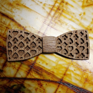 Papillon in legno con motivo di carte da gioco - Magia - Cravatta in legno - Abbigliamento formale unico in legno - Papillon per occasioni speciali