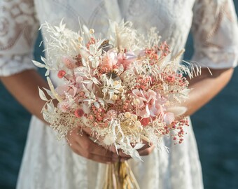 Créatrice De Bouquets Et Couronnes En Fleurs Séchées Par