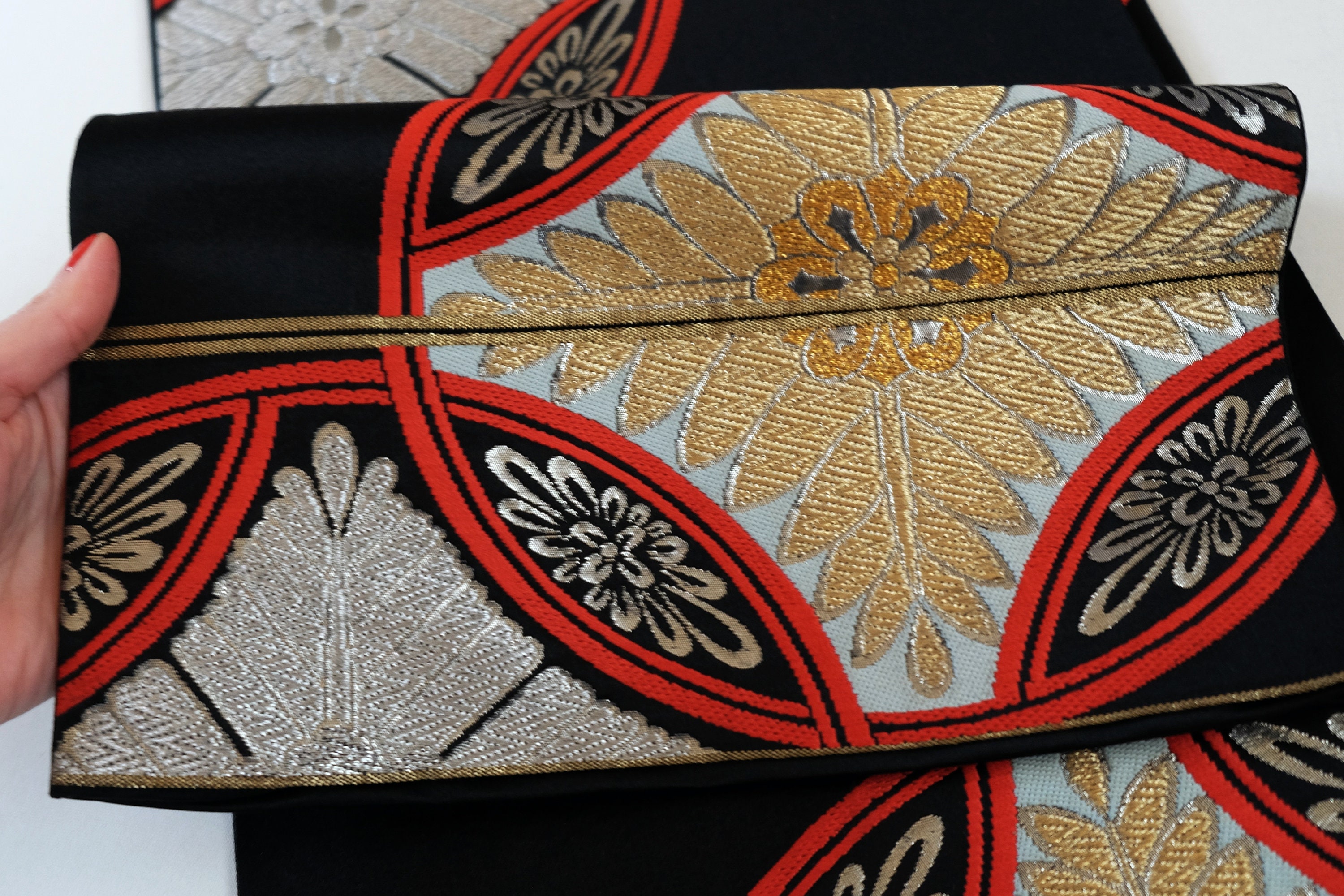 シルバーと黒の袋帯 袋帯 黒と銀 モダンな三角模様 黒色 銀糸 O-4566の通販 by リユース