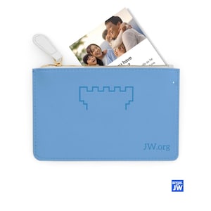 Könnte beinhalten: Hellblaue Reißverschlusstasche mit weißem Zugband und goldenem Reißverschluss. Die Tasche hat eine Burg-Grafik und den Text "JW.org" aufgedruckt. Eine Karte mit einem Familienfoto befindet sich darin.
