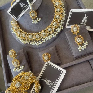 White Pearl South Asian Bridal Jewelry Set | Necklace, Earrings, Tikka, Bangles | Pakistani Indian Wedding Jewelry | Nikkah Barat Wali