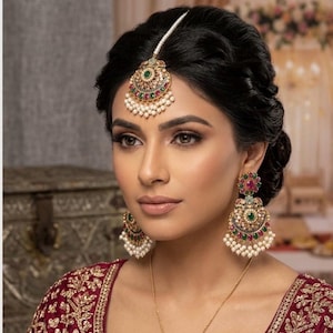 Conjunto de pendientes y tikka chapados en oro: joyería india artesanal.