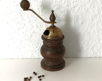 Macinapepe vintage, manuale del mulino per condimenti, piccolo macinino in legno marrone e ottone, utensile da cucina, arredamento da cucina, arredamento della casa di campagna