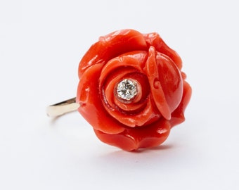 Bague en or jaune 14 carats avec rose de corail rouge sculptée à la main et un diamant en très bon état vintage