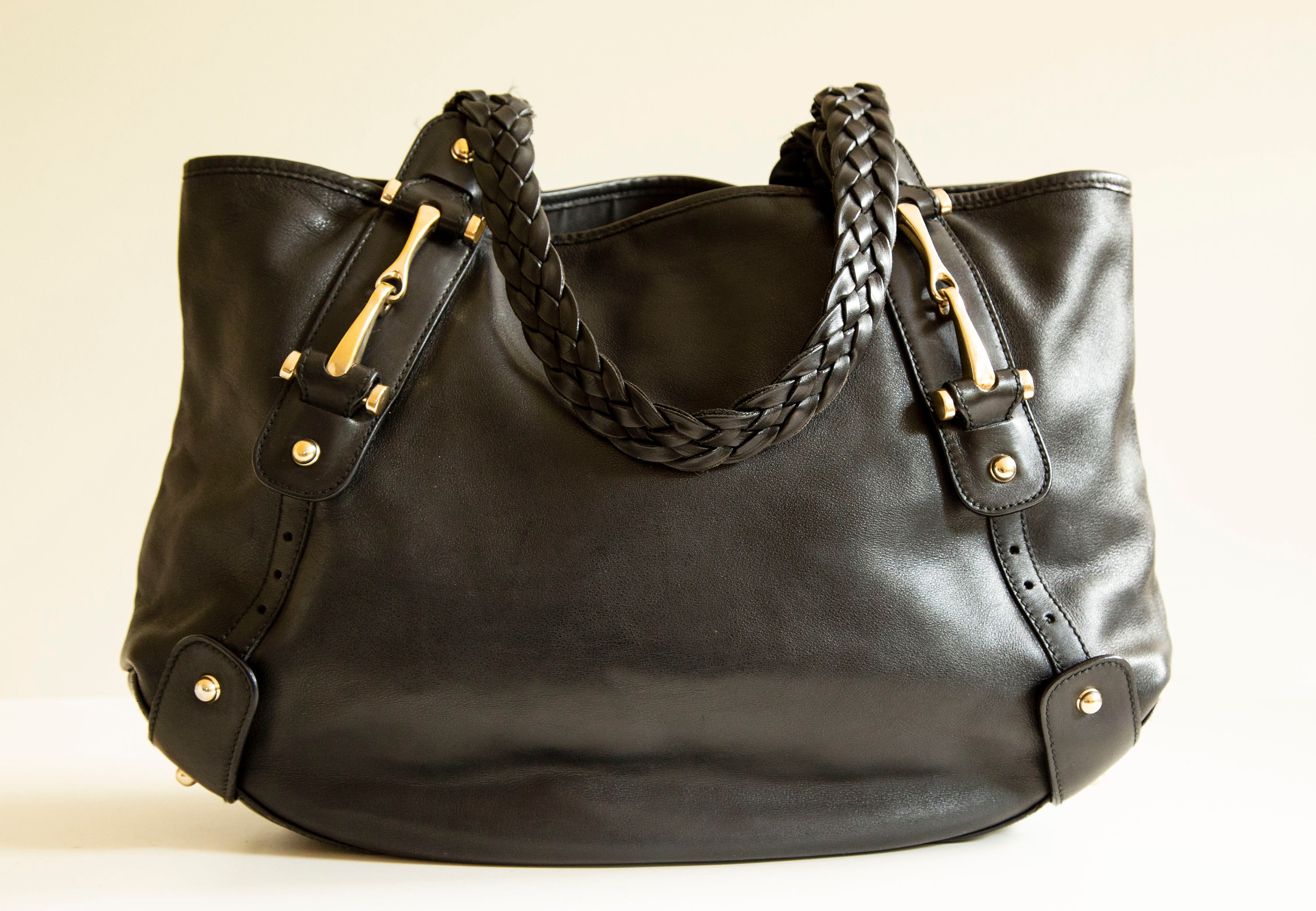 Gucci Pelham Shoulder Bag in Black Leather in Very Good Vintage